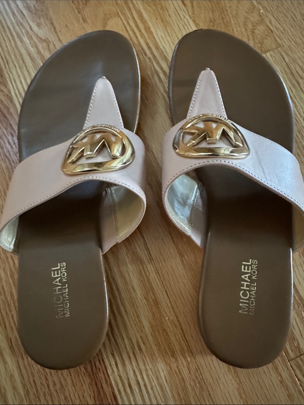 Michael Kors Blush Pink Leather Thong Sandals with Gold MK Emblem, size 7.5 - Picture 2 of 7